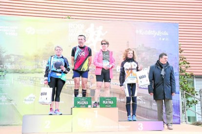 Alguns atletes durant el pas de la Mitja Marató pel pont Vell.