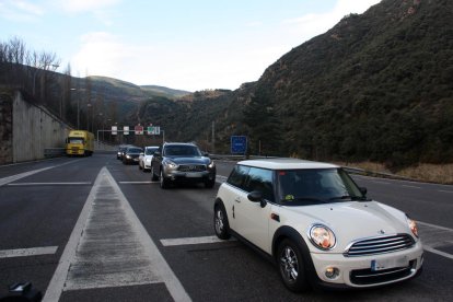 La frontera de Andorra registra un paso constante de coches coincidiendo con la recuperación de la movilidad con el Alt Urgell