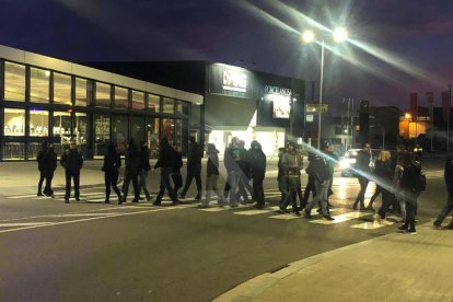 Un grup de persones talla l'N-II a Tàrrega creuant contínuament el pas de vianants.