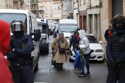 El graffiti que representa a una de las mujeres desalojadas.