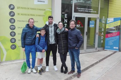 David Gálvez, esquerra, i Víctor Palomar. A la dreta, el jugador del CT Mollerussa.