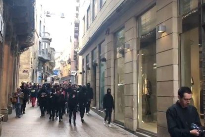 VÍDEO. Botigues de l'Eix Comercial abaixen reixes al pas dels piquets