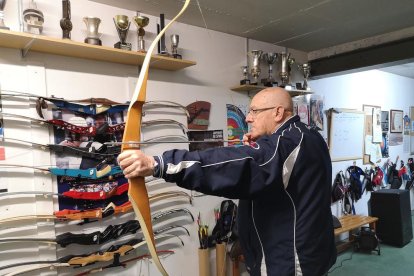 El veterà arquer posa amb l’arc Yamaha dels seus inicis.