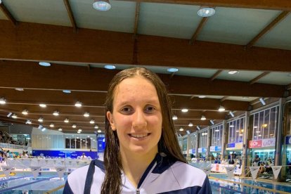 Paula Juste muestra sus cuatro medallas logradas en este Estatal. A la derecha, Emma Carrasco.