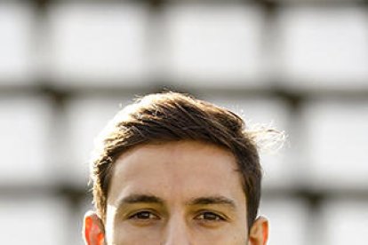 Liberto intenta controlar la pilota davant d’un jugador del Llagostera.