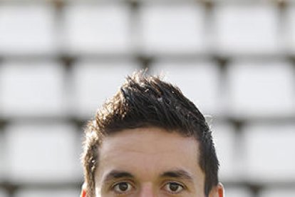 Liberto intenta controlar la pilota davant d’un jugador del Llagostera.