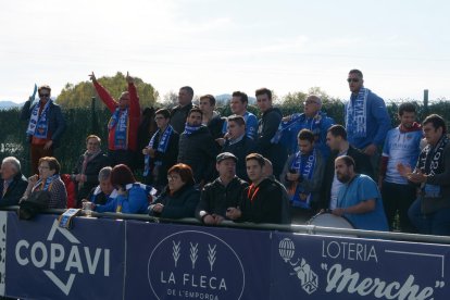 Liberto intenta controlar la pilota davant d’un jugador del Llagostera.