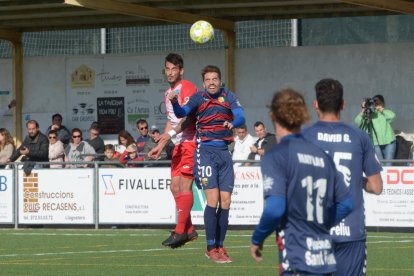 Liberto intenta controlar la pilota davant d’un jugador del Llagostera.