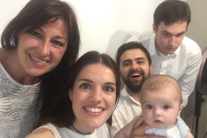 Rosa, de Lleida, fue con su hijo Andreu a Rubí a ver a la hija Mireia y el nieto Mateu.