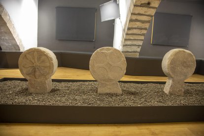 L’alcalde de Preixana, Jaume Pané, amb les esteles al nou espai museístic de Sant Llorenç.