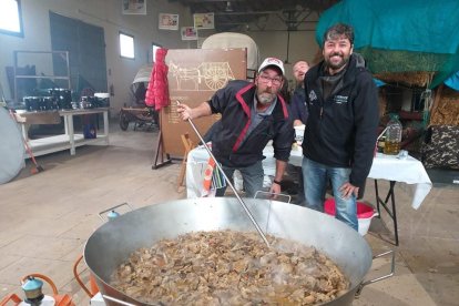 Torrelameu - La Associació de Dones del municipio recaudó un total de 672 euros con la venta de manualidades y flores de Navidad elaboradas por las propias socias de la entidad.