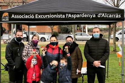 Torrelameu - La Associació de Dones del municipio recaudó un total de 672 euros con la venta de manualidades y flores de Navidad elaboradas por las propias socias de la entidad.