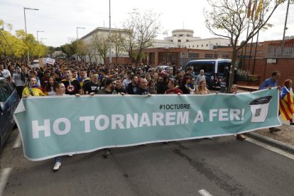 La capçalera de la manifestació, després d’abandonar la presó i en direcció a l’A-2.