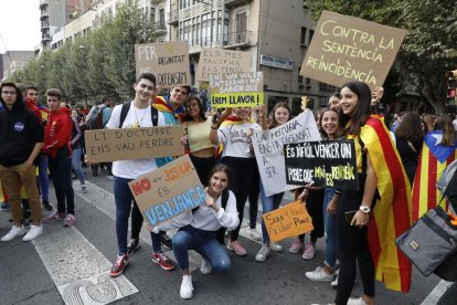 La capçalera de la manifestació, després d’abandonar la presó i en direcció a l’A-2.