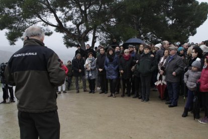 Asistentes al acto de homenaje a los dos rurales tiroteados en Aspa, ayer, en el Mas de Melons.