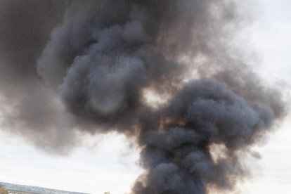 Lleida - A primera hora del matí un piquet informatiu es va mobilitzar per l’Ll-11 fins al CIM de Lleida, el centre integral de mercaderies, que va quedar paralitzat fins ben entrada la jornada. El piquet va provocar que es registrés una cua de ...