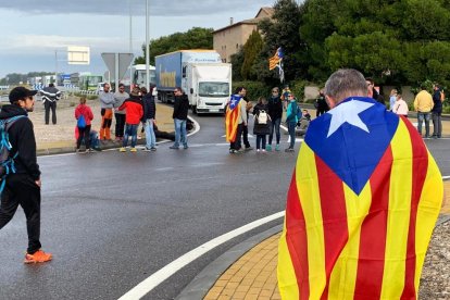 Lleida - A primera hora del matí un piquet informatiu es va mobilitzar per l’Ll-11 fins al CIM de Lleida, el centre integral de mercaderies, que va quedar paralitzat fins ben entrada la jornada. El piquet va provocar que es registrés una cua de ...