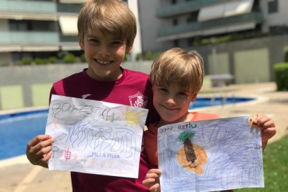 L’Ibai (4 anys), la Nahia (10) i l’Ander (8) donen així la benvinguda a les vacances.