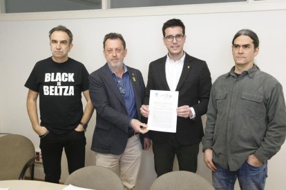 Els edils de la CUP, ERC, PDeCAT i Comú, amb la moció.