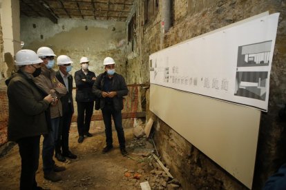 L’arquitecte municipal va dirigir la visita oficial d’obres.