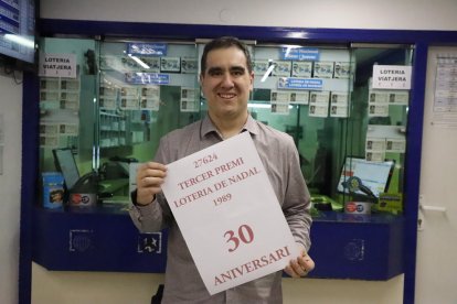 Maria Rosa Serrano, la propietaria de la administración, junto a uno de los agraciados en 1989.