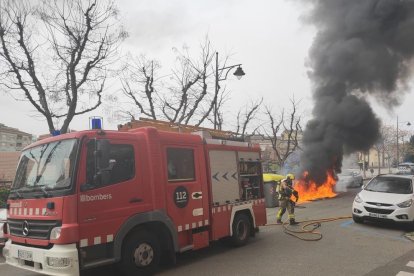 Un incendi de contenidors danya tres cotxes a Doctor Combelles