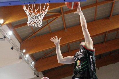 Stutz intenta frenar un rival, en una acció del partit d’ahir a Palma.
