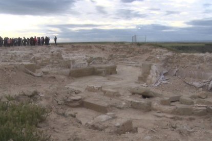 Al descobert la porta d'entrada del Monestir Sanjoanista d'Alguaire