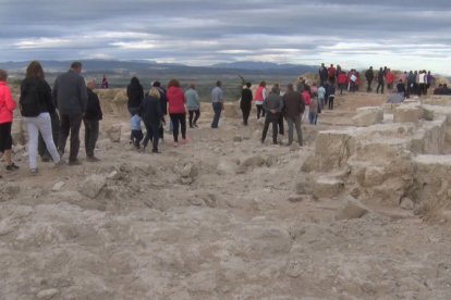 Al descobert la porta d'entrada del Monestir Sanjoanista d'Alguaire