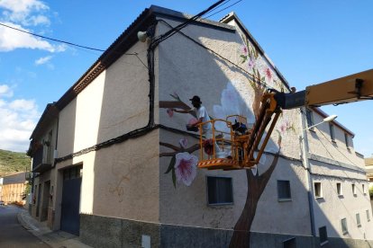 El acto de inauguración del mural de Castelló, durante el que se recordó al médico Albert Coll.