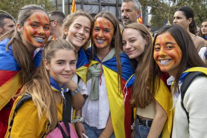 Miles de estudiantes se manifestaron ayer al mediodía por el centro de Barcelona.