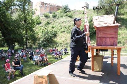 La gespa del camp de futbol del parc del Riu de Corbins es va convertir ahir en una platea teatral amb distància entre els espectadors.