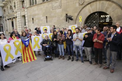 Una treintena de personas apoyaron ayer a Juvillà.
