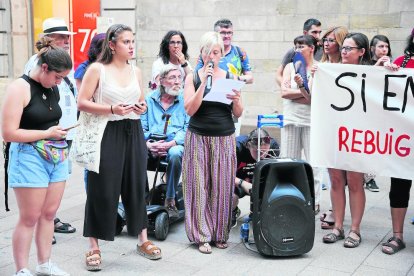 Imagen de la concentración. Abajo, la portavoz de Dones a Escena, durante la lectura de su manifiesto.