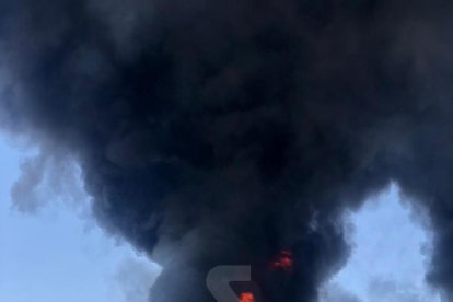 Espectacular incendio en un taller de Tàrrega