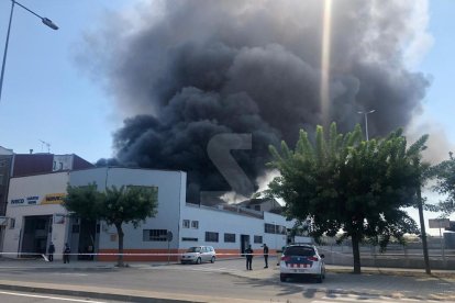 Espectacular incendio en un taller de Tàrrega