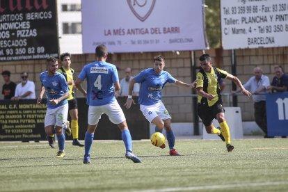 Dos jugadors de l’Alcarràs pressionen un jugador del Muntanyesa durant el partit d’ahir.