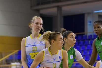 La urgelense Ariadna Pujol intenta superar a Laura Quevedo, jugadora del Araski.