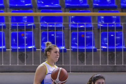 La urgelense Ariadna Pujol intenta superar a Laura Quevedo, jugadora del Araski.