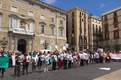 Esta pareja de jóvenes leridanos aprovecharon ayer para disfrutar de la playa en Cambrils.