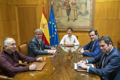 A dalt, Lastra, mentre a les escales hi ha Mertxe Aizpurua (Bildu) i Sánchez al seu escó, dimecres guardant un minut de silenci.