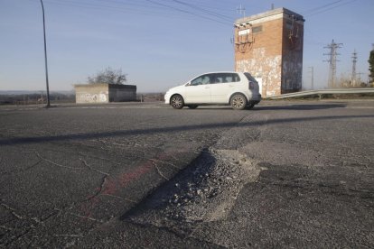 Socavones de grandes dimensiones - El pavimento del vial principal del polígono El Segre se encuentra en un estado pésimo, con numerosos socavones de grandes dimensiones, como los de las imágenes, que están señalados con una línea roja. Los ...