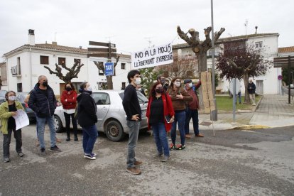 Alcolea y Pérez (cuarto y tercero por la izquierda) en la sala de plenos del ayuntamiento de Gimenells.