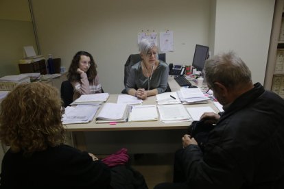 Abril sigue atentamente todos los trámites del día en la oficina.