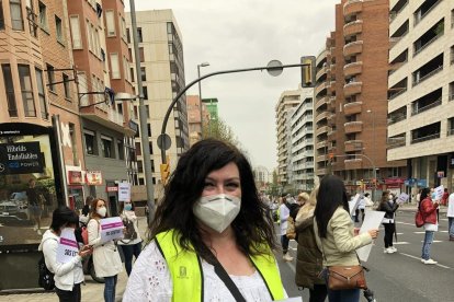 Alrededor de 120 trabajadores del sector de la estética se concentraron ayer en Lleida para exigir al Govern la reapertura de sus negocios.