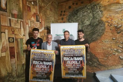 El conseller Alfred Bosch junto a representantes del Instituto Nacional de Pueblos Indígenas.