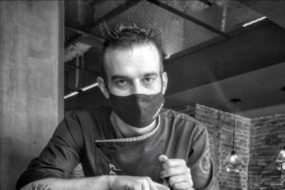 Un momento de la inauguración de la exposición, ayer en el vestíbulo de la planta baja de la Diputación.