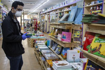 Los niños y niñas de Térmens recibieron rosas y libros dedicados.