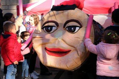 Familiar. Una família amb nens observa una de les parades al Poble Espanyol.