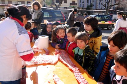 La Germandat de Pau Pi va preparar cinc-centes racions d’embotits a la Tupinada, que va comptar amb pastissos de Carnaval elaborats pel Gremi de Forners de Lleida.